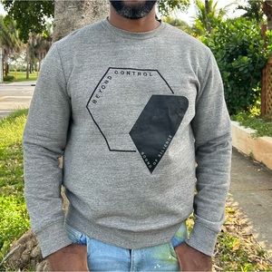 H&M Men’s Gray Crew Neck “Beyond Control” Graphic Sweater!